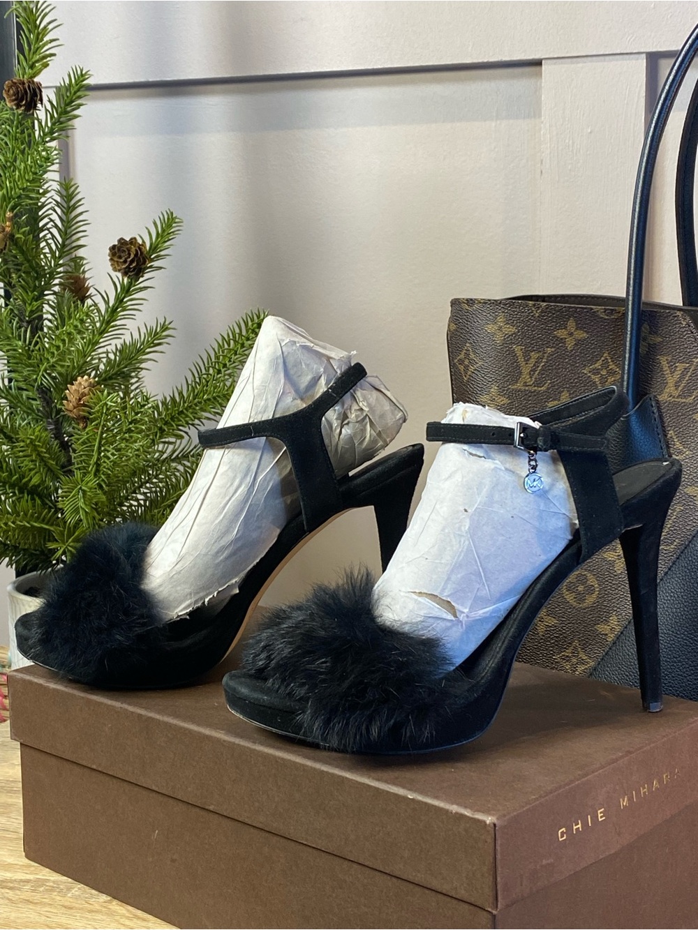 Michael Kors Faye Fur Sandal Suede Black Silver Charm Ankle Strap Open Toe 7.5M - Picture 2 of 10